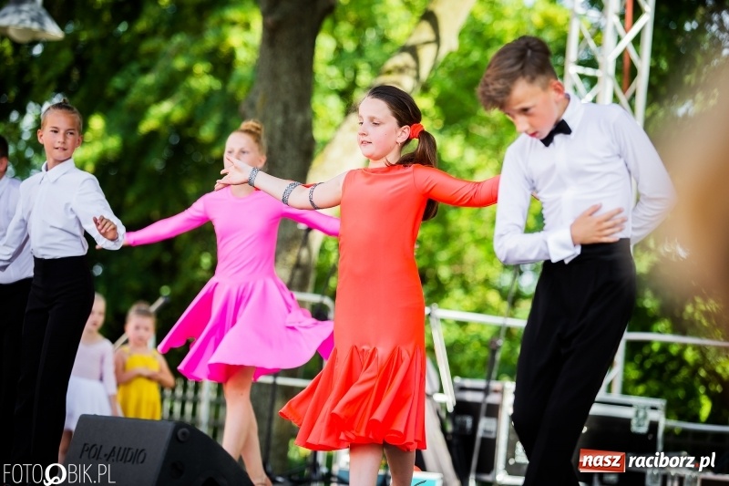 Zdjęcie w galerii na portalu naszraciborz.pl: Taneczne podsumowanie roku szkolnego przez MDK na dziedzińcu Zamku Piastowskiego wiadomości z regionu