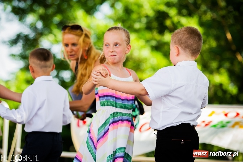 Zdjęcie w galerii na portalu naszraciborz.pl: Taneczne podsumowanie roku szkolnego przez MDK na dziedzińcu Zamku Piastowskiego wiadomości z regionu