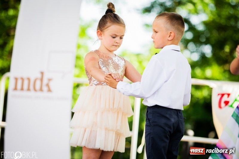 Zdjęcie w galerii na portalu naszraciborz.pl: Taneczne podsumowanie roku szkolnego przez MDK na dziedzińcu Zamku Piastowskiego wiadomości z regionu