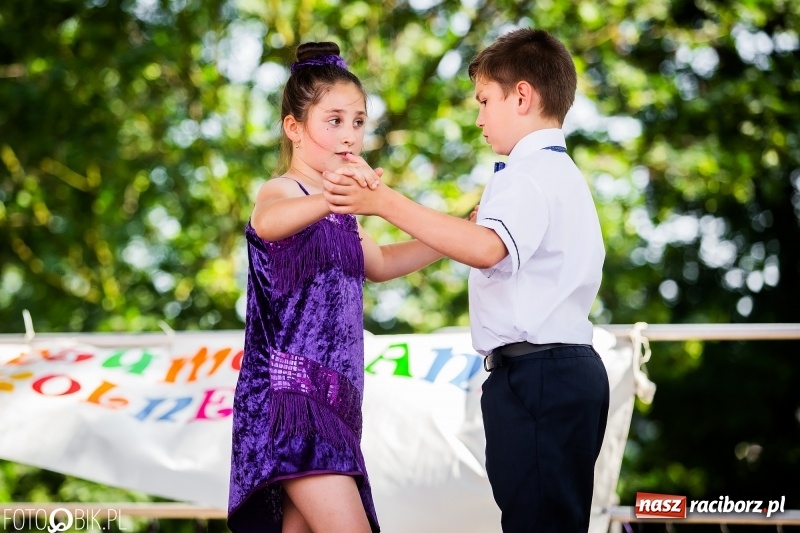 Zdjęcie w galerii na portalu naszraciborz.pl: Taneczne podsumowanie roku szkolnego przez MDK na dziedzińcu Zamku Piastowskiego wiadomości z regionu