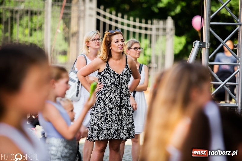 Zdjęcie w galerii na portalu naszraciborz.pl: Taneczne podsumowanie roku szkolnego przez MDK na dziedzińcu Zamku Piastowskiego wiadomości z regionu