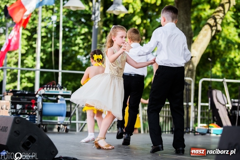 Zdjęcie w galerii na portalu naszraciborz.pl: Taneczne podsumowanie roku szkolnego przez MDK na dziedzińcu Zamku Piastowskiego wiadomości z regionu