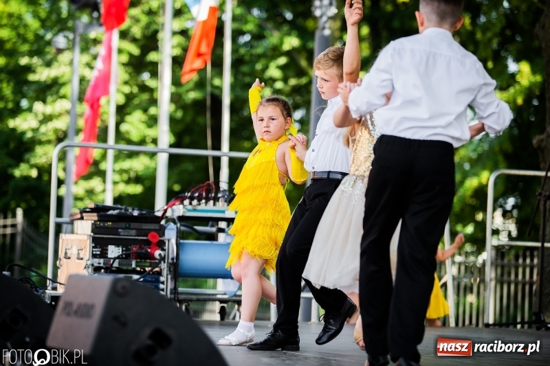Zdjęcie w galerii na portalu naszraciborz.pl: Taneczne podsumowanie roku szkolnego przez MDK na dziedzińcu Zamku Piastowskiego wiadomości z regionu