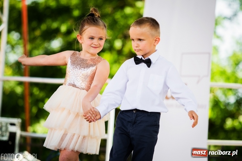 Zdjęcie w galerii na portalu naszraciborz.pl: Taneczne podsumowanie roku szkolnego przez MDK na dziedzińcu Zamku Piastowskiego wiadomości z regionu