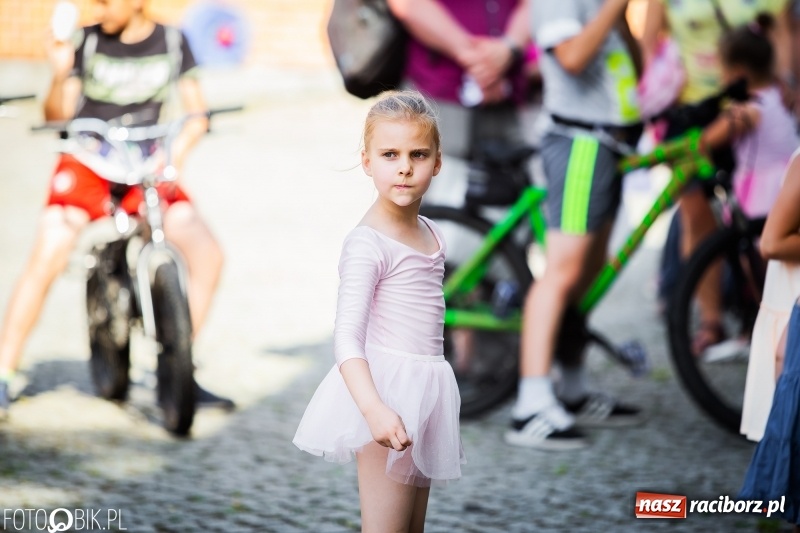 Zdjęcie w galerii na portalu naszraciborz.pl: Taneczne podsumowanie roku szkolnego przez MDK na dziedzińcu Zamku Piastowskiego wiadomości z regionu