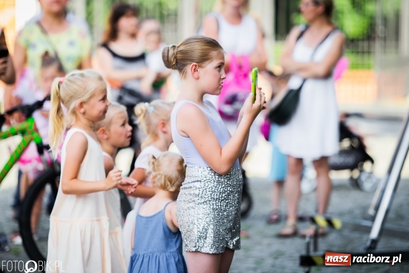Zdjęcie w galerii na portalu naszraciborz.pl: Taneczne podsumowanie roku szkolnego przez MDK na dziedzińcu Zamku Piastowskiego wiadomości z regionu