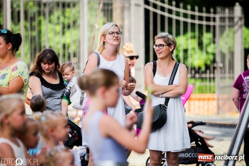 Zdjęcie w galerii na portalu naszraciborz.pl: Taneczne podsumowanie roku szkolnego przez MDK na dziedzińcu Zamku Piastowskiego wiadomości z regionu