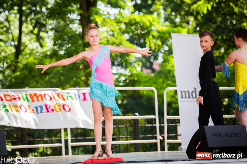 Zdjęcie w galerii na portalu naszraciborz.pl: Taneczne podsumowanie roku szkolnego przez MDK na dziedzińcu Zamku Piastowskiego wiadomości z regionu