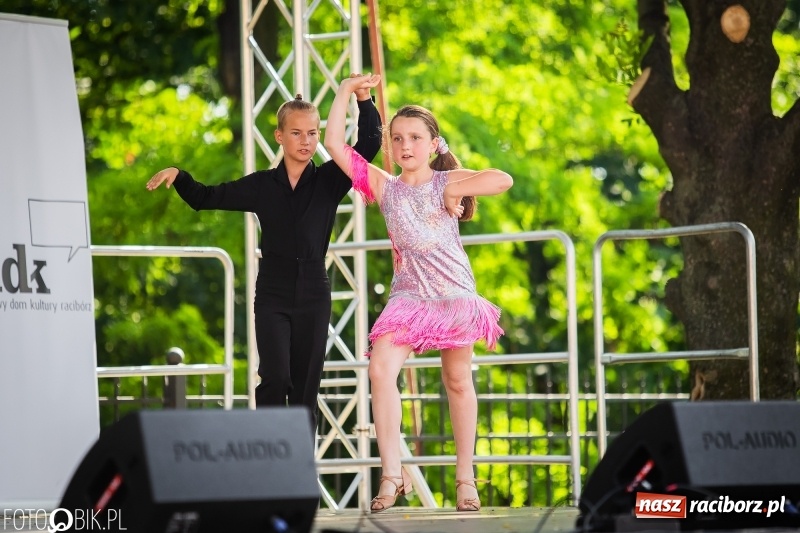 Zdjęcie w galerii na portalu naszraciborz.pl: Taneczne podsumowanie roku szkolnego przez MDK na dziedzińcu Zamku Piastowskiego wiadomości z regionu