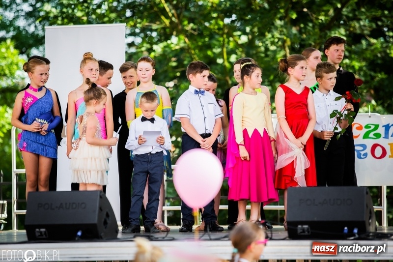 Zdjęcie w galerii na portalu naszraciborz.pl: Taneczne podsumowanie roku szkolnego przez MDK na dziedzińcu Zamku Piastowskiego wiadomości z regionu