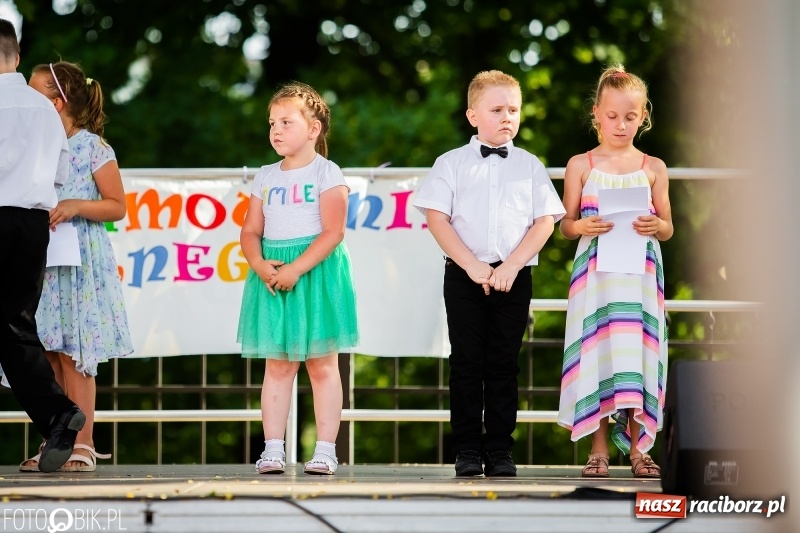 Zdjęcie w galerii na portalu naszraciborz.pl: Taneczne podsumowanie roku szkolnego przez MDK na dziedzińcu Zamku Piastowskiego wiadomości z regionu