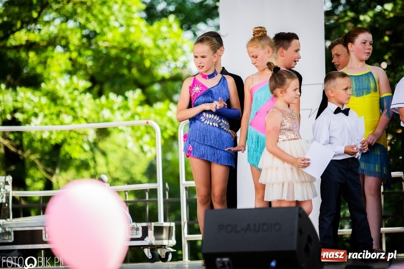Zdjęcie w galerii na portalu naszraciborz.pl: Taneczne podsumowanie roku szkolnego przez MDK na dziedzińcu Zamku Piastowskiego wiadomości z regionu