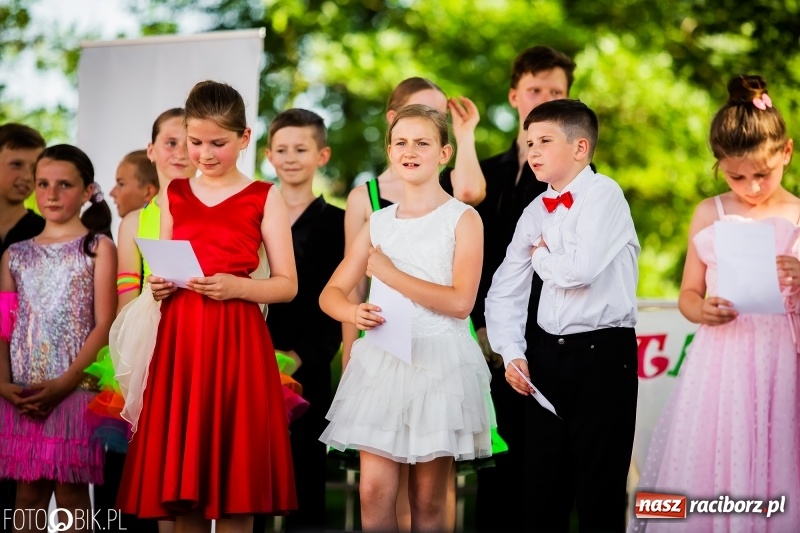 Zdjęcie w galerii na portalu naszraciborz.pl: Taneczne podsumowanie roku szkolnego przez MDK na dziedzińcu Zamku Piastowskiego wiadomości z regionu