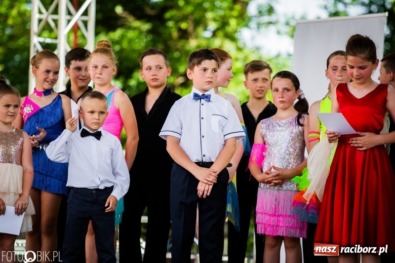 Zdjęcie w galerii na portalu naszraciborz.pl: Taneczne podsumowanie roku szkolnego przez MDK na dziedzińcu Zamku Piastowskiego wiadomości z regionu