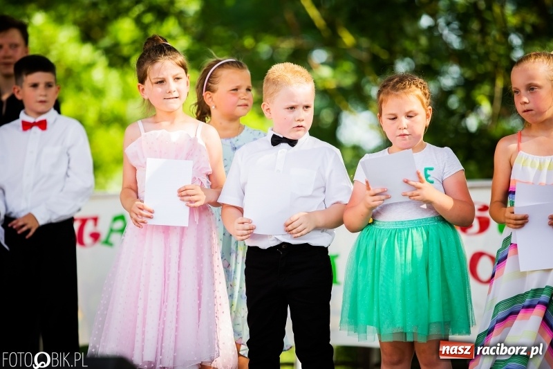 Zdjęcie w galerii na portalu naszraciborz.pl: Taneczne podsumowanie roku szkolnego przez MDK na dziedzińcu Zamku Piastowskiego wiadomości z regionu