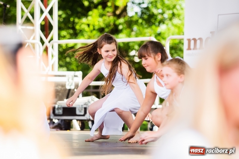 Zdjęcie w galerii na portalu naszraciborz.pl: Taneczne podsumowanie roku szkolnego przez MDK na dziedzińcu Zamku Piastowskiego wiadomości z regionu