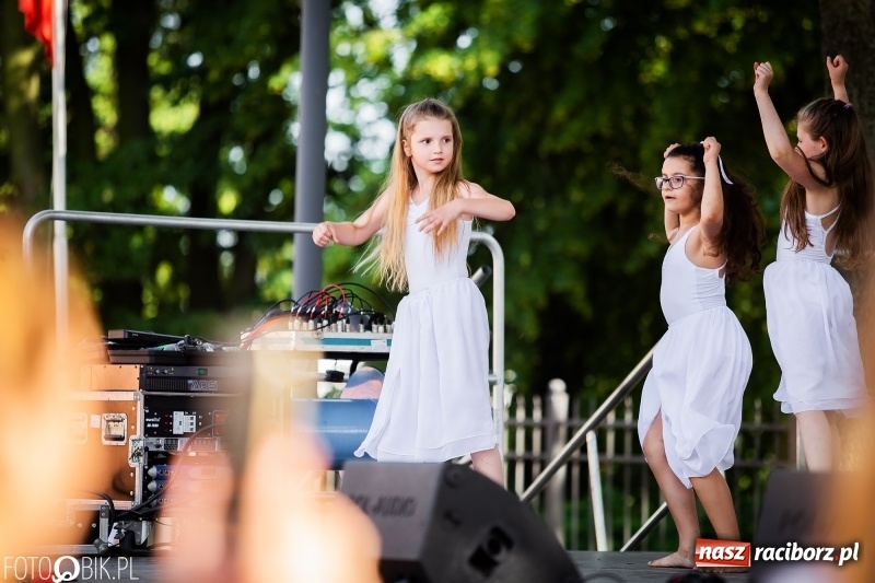 Zdjęcie w galerii na portalu naszraciborz.pl: Taneczne podsumowanie roku szkolnego przez MDK na dziedzińcu Zamku Piastowskiego wiadomości z regionu