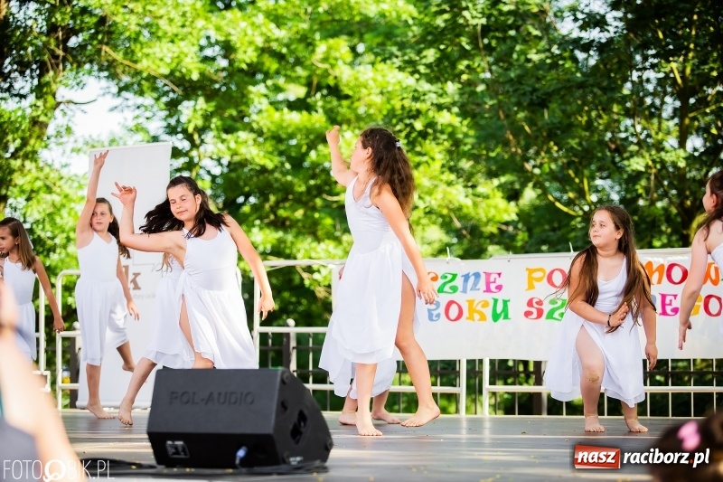 Zdjęcie w galerii na portalu naszraciborz.pl: Taneczne podsumowanie roku szkolnego przez MDK na dziedzińcu Zamku Piastowskiego wiadomości z regionu