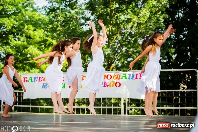 Zdjęcie w galerii na portalu naszraciborz.pl: Taneczne podsumowanie roku szkolnego przez MDK na dziedzińcu Zamku Piastowskiego wiadomości z regionu