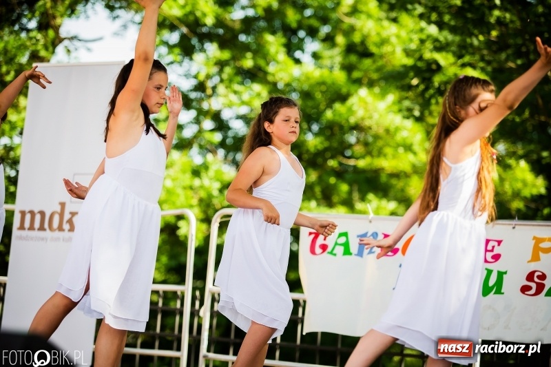 Zdjęcie w galerii na portalu naszraciborz.pl: Taneczne podsumowanie roku szkolnego przez MDK na dziedzińcu Zamku Piastowskiego wiadomości z regionu