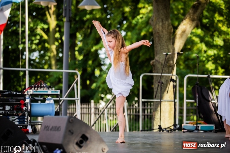 Zdjęcie w galerii na portalu naszraciborz.pl: Taneczne podsumowanie roku szkolnego przez MDK na dziedzińcu Zamku Piastowskiego wiadomości z regionu