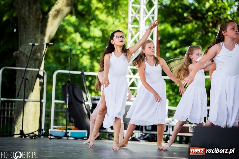 Zdjęcie w galerii na portalu naszraciborz.pl: Taneczne podsumowanie roku szkolnego przez MDK na dziedzińcu Zamku Piastowskiego wiadomości z regionu