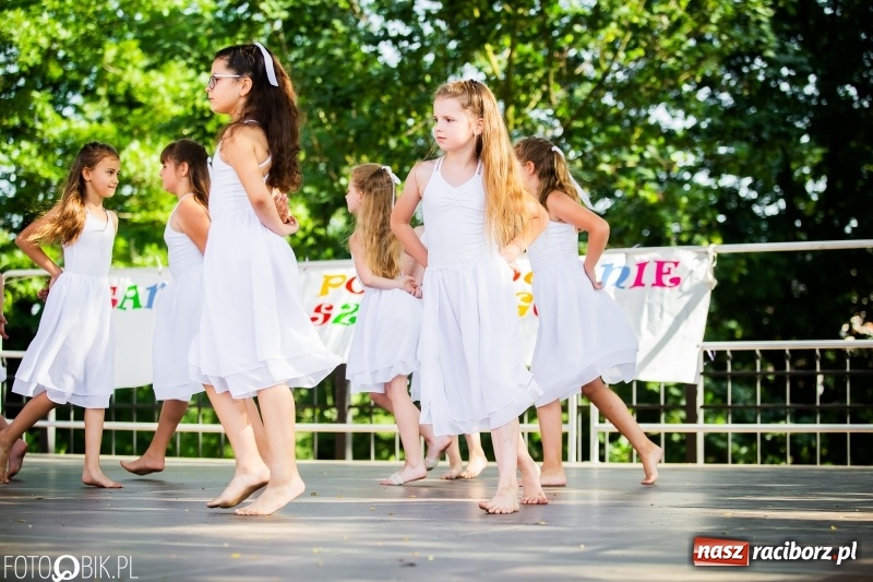 Zdjęcie w galerii na portalu naszraciborz.pl: Taneczne podsumowanie roku szkolnego przez MDK na dziedzińcu Zamku Piastowskiego wiadomości z regionu