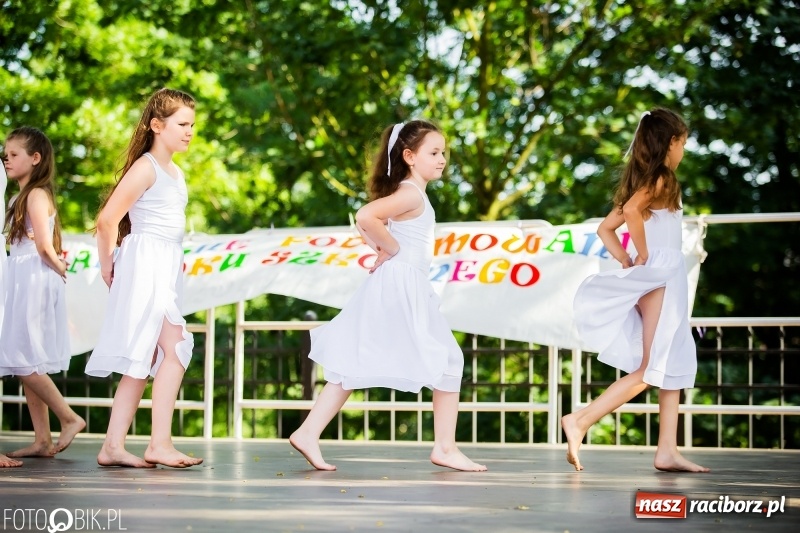 Zdjęcie w galerii na portalu naszraciborz.pl: Taneczne podsumowanie roku szkolnego przez MDK na dziedzińcu Zamku Piastowskiego wiadomości z regionu