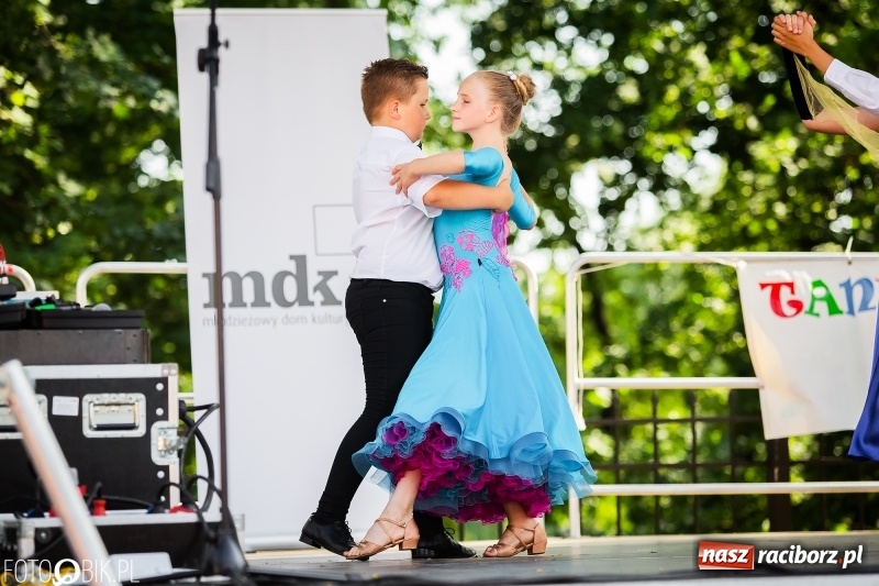 Zdjęcie w galerii na portalu naszraciborz.pl: Taneczne podsumowanie roku szkolnego przez MDK na dziedzińcu Zamku Piastowskiego wiadomości z regionu