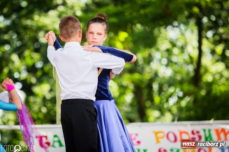 Zdjęcie w galerii na portalu naszraciborz.pl: Taneczne podsumowanie roku szkolnego przez MDK na dziedzińcu Zamku Piastowskiego wiadomości z regionu
