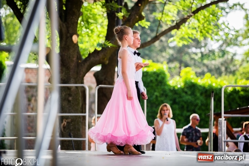 Zdjęcie w galerii na portalu naszraciborz.pl: Taneczne podsumowanie roku szkolnego przez MDK na dziedzińcu Zamku Piastowskiego wiadomości z regionu