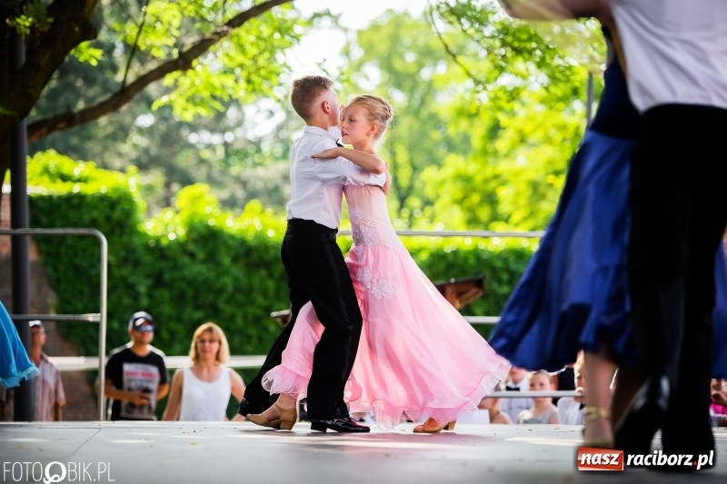 Zdjęcie w galerii na portalu naszraciborz.pl: Taneczne podsumowanie roku szkolnego przez MDK na dziedzińcu Zamku Piastowskiego wiadomości z regionu