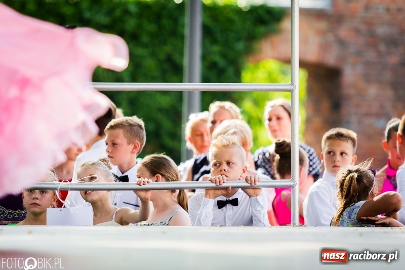 Zdjęcie w galerii na portalu naszraciborz.pl: Taneczne podsumowanie roku szkolnego przez MDK na dziedzińcu Zamku Piastowskiego wiadomości z regionu