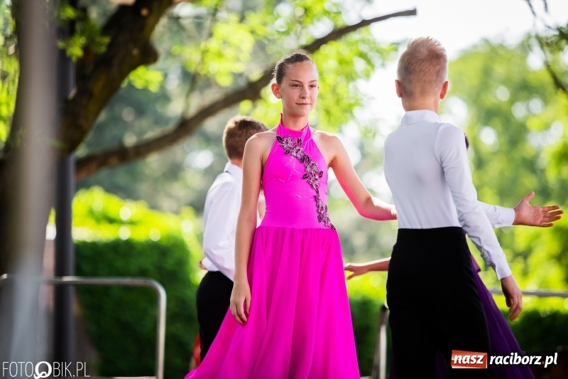 Zdjęcie w galerii na portalu naszraciborz.pl: Taneczne podsumowanie roku szkolnego przez MDK na dziedzińcu Zamku Piastowskiego wiadomości z regionu