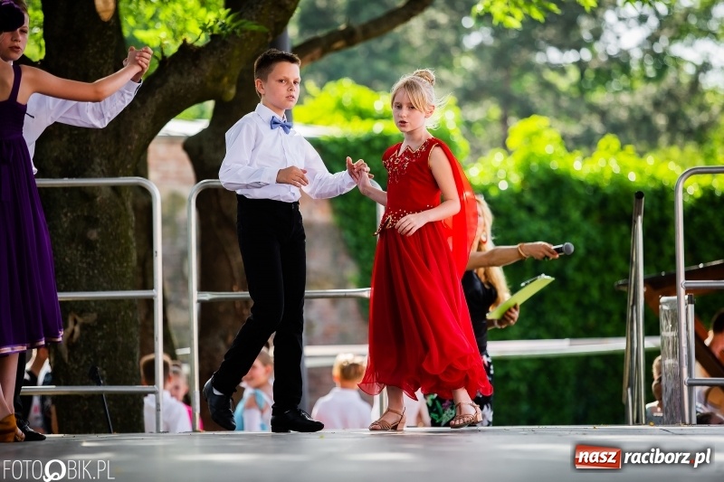 Zdjęcie w galerii na portalu naszraciborz.pl: Taneczne podsumowanie roku szkolnego przez MDK na dziedzińcu Zamku Piastowskiego wiadomości z regionu