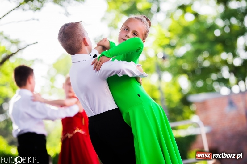 Zdjęcie w galerii na portalu naszraciborz.pl: Taneczne podsumowanie roku szkolnego przez MDK na dziedzińcu Zamku Piastowskiego wiadomości z regionu