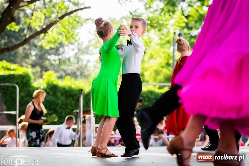 Zdjęcie w galerii na portalu naszraciborz.pl: Taneczne podsumowanie roku szkolnego przez MDK na dziedzińcu Zamku Piastowskiego wiadomości z regionu