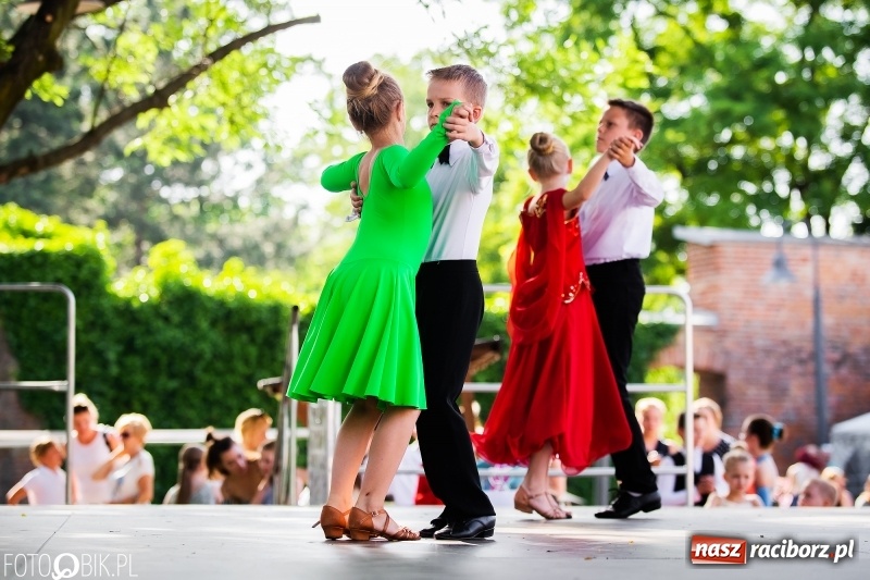 Zdjęcie w galerii na portalu naszraciborz.pl: Taneczne podsumowanie roku szkolnego przez MDK na dziedzińcu Zamku Piastowskiego wiadomości z regionu
