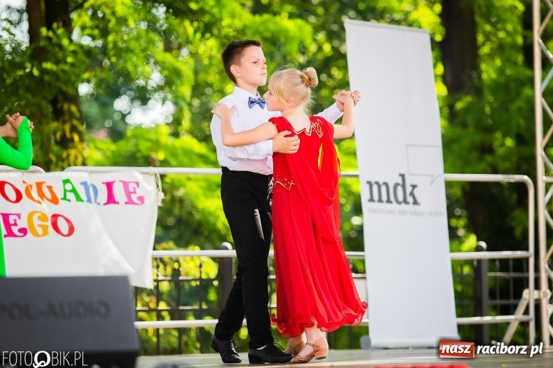 Zdjęcie w galerii na portalu naszraciborz.pl: Taneczne podsumowanie roku szkolnego przez MDK na dziedzińcu Zamku Piastowskiego wiadomości z regionu
