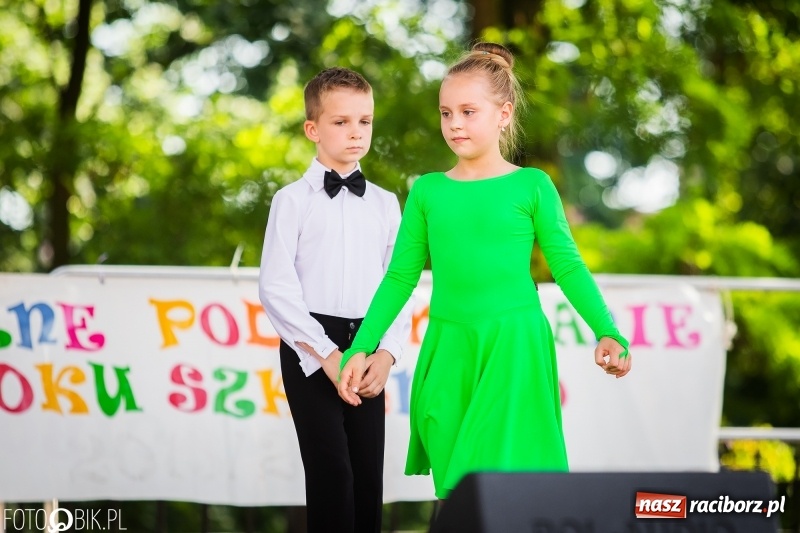 Zdjęcie w galerii na portalu naszraciborz.pl: Taneczne podsumowanie roku szkolnego przez MDK na dziedzińcu Zamku Piastowskiego wiadomości z regionu