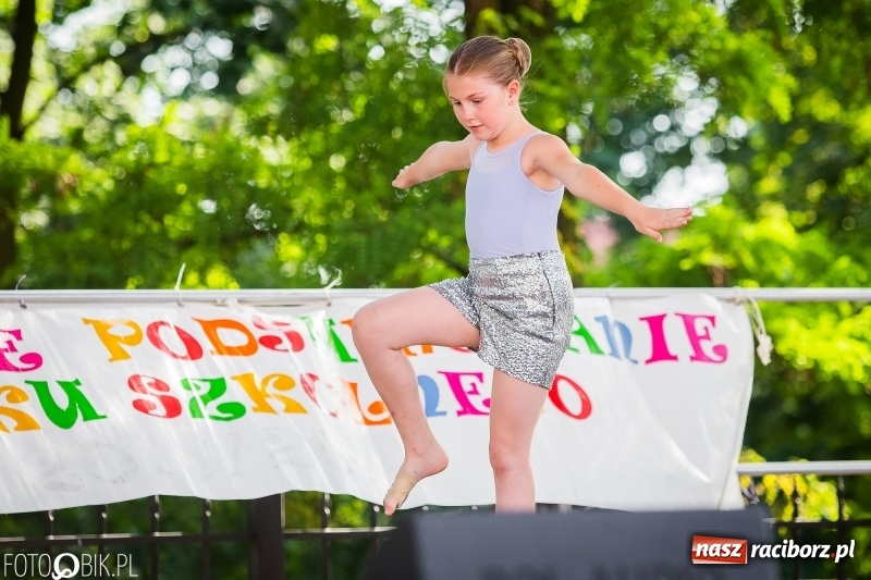 Zdjęcie w galerii na portalu naszraciborz.pl: Taneczne podsumowanie roku szkolnego przez MDK na dziedzińcu Zamku Piastowskiego wiadomości z regionu