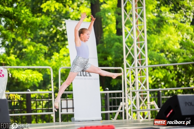 Zdjęcie w galerii na portalu naszraciborz.pl: Taneczne podsumowanie roku szkolnego przez MDK na dziedzińcu Zamku Piastowskiego wiadomości z regionu