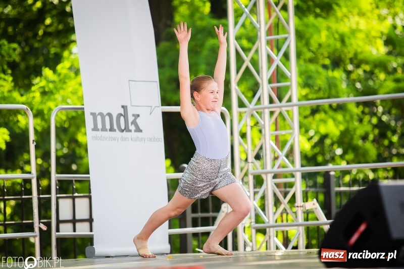 Zdjęcie w galerii na portalu naszraciborz.pl: Taneczne podsumowanie roku szkolnego przez MDK na dziedzińcu Zamku Piastowskiego wiadomości z regionu