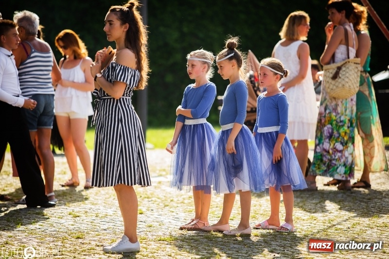 Zdjęcie w galerii na portalu naszraciborz.pl: Taneczne podsumowanie roku szkolnego przez MDK na dziedzińcu Zamku Piastowskiego wiadomości z regionu