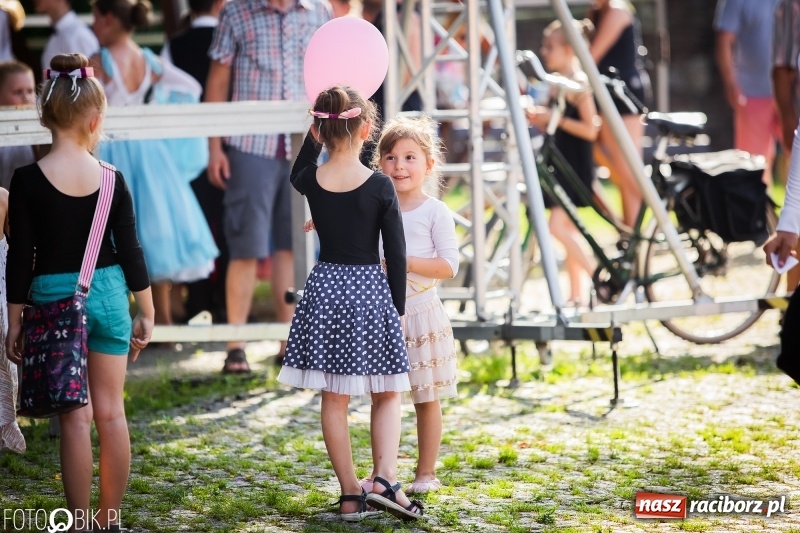 Zdjęcie w galerii na portalu naszraciborz.pl: Taneczne podsumowanie roku szkolnego przez MDK na dziedzińcu Zamku Piastowskiego wiadomości z regionu