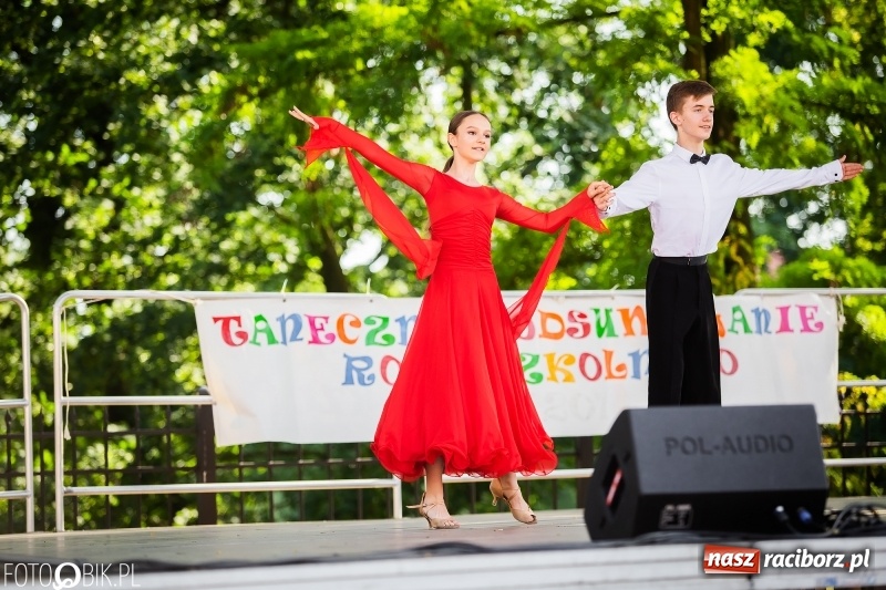 Zdjęcie w galerii na portalu naszraciborz.pl: Taneczne podsumowanie roku szkolnego przez MDK na dziedzińcu Zamku Piastowskiego wiadomości z regionu