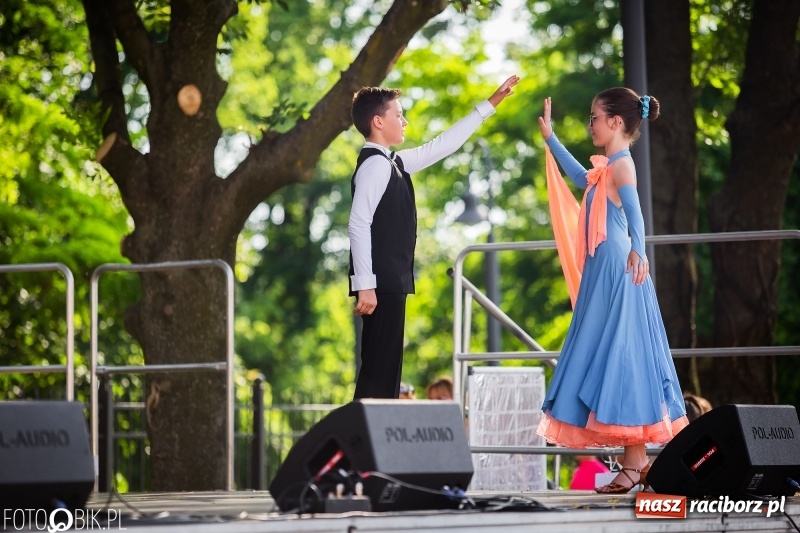 Zdjęcie w galerii na portalu naszraciborz.pl: Taneczne podsumowanie roku szkolnego przez MDK na dziedzińcu Zamku Piastowskiego wiadomości z regionu