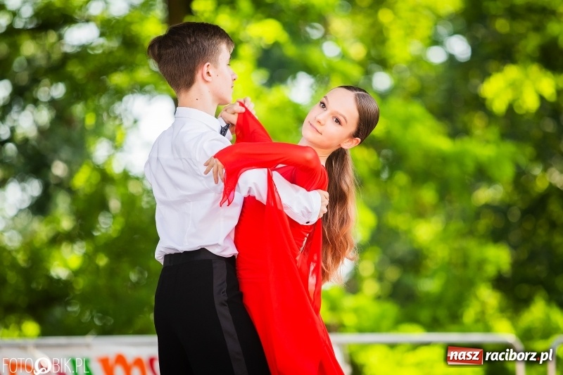 Zdjęcie w galerii na portalu naszraciborz.pl: Taneczne podsumowanie roku szkolnego przez MDK na dziedzińcu Zamku Piastowskiego wiadomości z regionu
