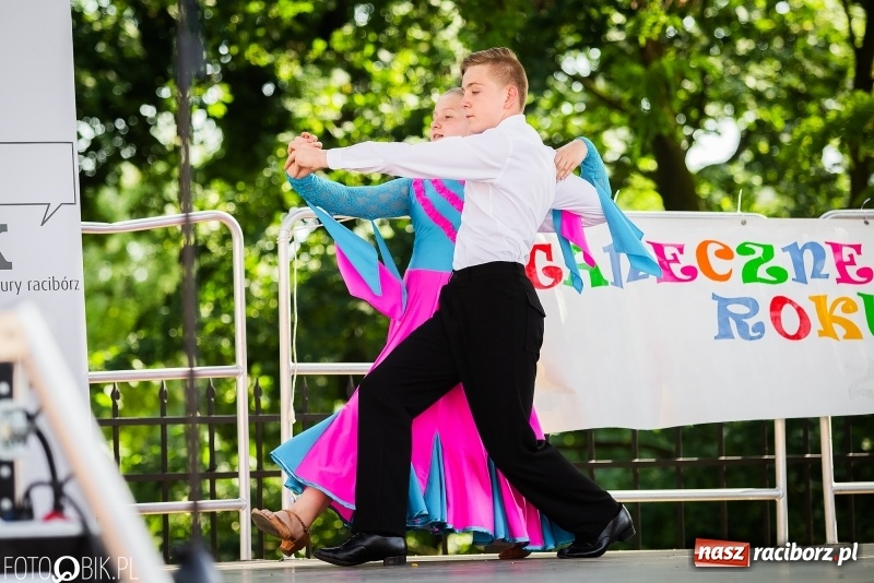 Zdjęcie w galerii na portalu naszraciborz.pl: Taneczne podsumowanie roku szkolnego przez MDK na dziedzińcu Zamku Piastowskiego wiadomości z regionu