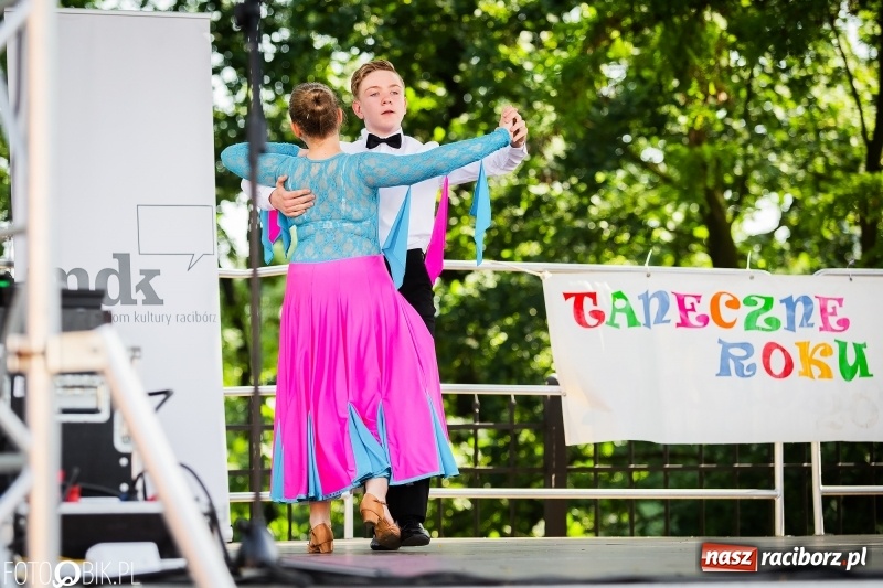 Zdjęcie w galerii na portalu naszraciborz.pl: Taneczne podsumowanie roku szkolnego przez MDK na dziedzińcu Zamku Piastowskiego wiadomości z regionu